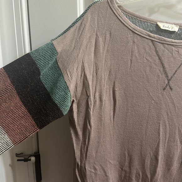 Lovely J Taupe 3/4 Sleeve Raglan Top with Color Blocked Sleeves - Picture 4 of 5